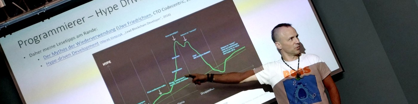 Photo of Alex during „Thoughts“ presentation at Software Architecture Meetup Nuremberg